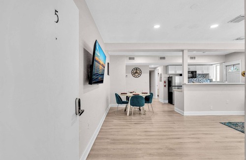Bay Harbor Islands Apartment | Bright 2BR in Bay Harbor Islands near beach, dining, and shopping