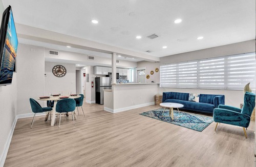 Bay Harbor Islands Apartment | Bright 2BR in Bay Harbor Islands near beach, dining, and shopping