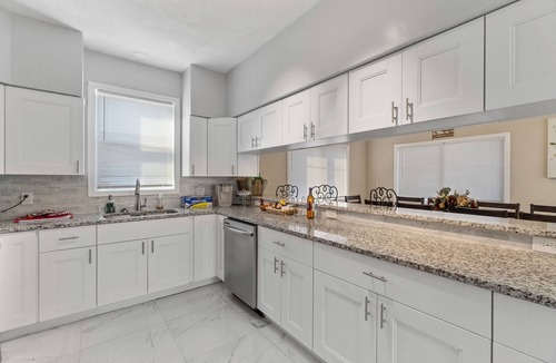 Willoughby Spit House | Bright 3-bedroom beach house with AC in charming Norfolk