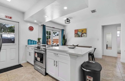 West Hollywood House | Bright 3BR Home Private Pool, 18 mins to Ocean