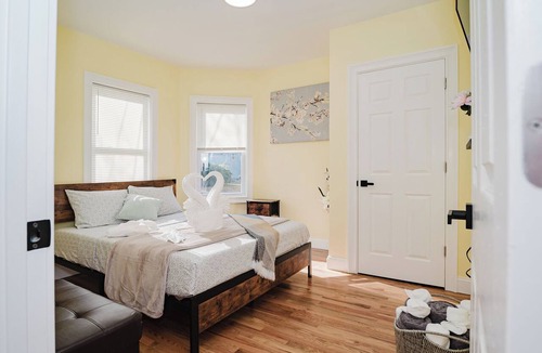 Milton Apartment | Bright 3BR Milton 1st-floor Apt Pet-Friendly near I-93 & Blue Hills 14-1