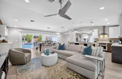 Harbour Inlet House | Bright 5BR Beach Villa | Pool, Hot Tub & Bikes