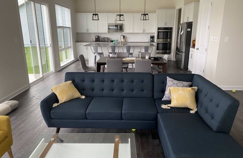 Ocean View House | Bright & Airy House. Child friendly, EV charging, Pool, sauna, gym, kayak+