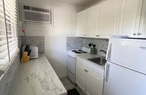 Sailboat Bend Apartment | Bright airy one bedroom bungalow