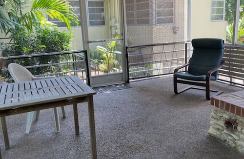 Sailboat Bend Apartment | Bright airy one bedroom bungalow
