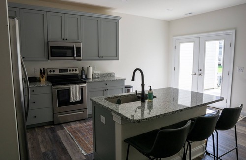 Ocean View House | Bright and Airy Townhouse 5 Minutes from the Beach