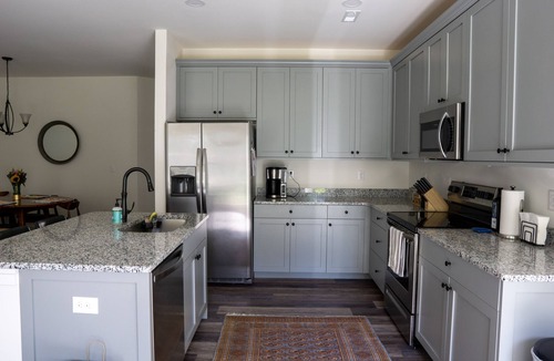 Ocean View House | Bright and Airy Townhouse 5 Minutes from the Beach