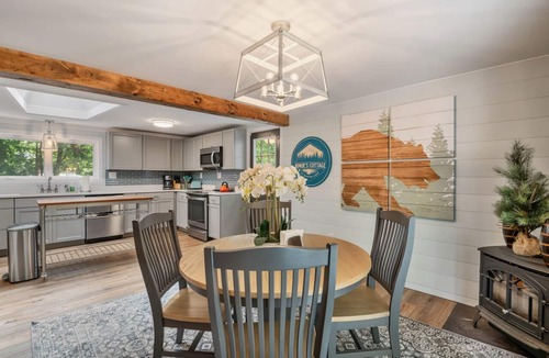 Farmington Cabin | Bright and Charming Single-Family Home at the Lake