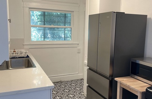 Harbor Apartment | Bright and Charming Upper 2 bedroom, Pine Ave, Long Beach! Pet Friendly!