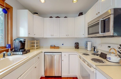 Eel Point House | Bright and spacious house with WiFi & washer/dryer - short walk to the beach