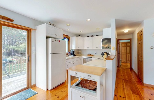 Eel Point House | Bright and spacious house with WiFi & washer/dryer - short walk to the beach