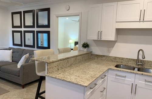 Tarpon River Cottage | Bright and Sunny South Cottage - Centrally Located and in Quiet Neighborhood