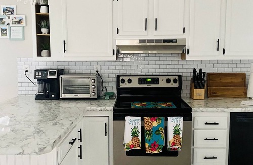 North Wildwood House | Bright, Beachy & Gorgeous Sunroom 3 Bed 1 ba & outdoor shower, offstreet park