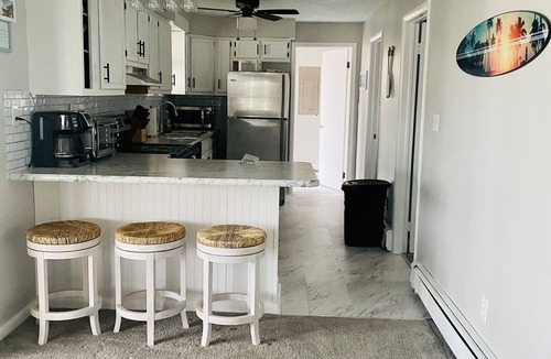 North Wildwood House | Bright, Beachy & Gorgeous Sunroom 3 Bed 1 ba & outdoor shower, offstreet park