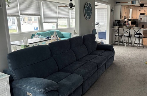 North Wildwood House | Bright, Beachy & Gorgeous Sunroom 3 Bed 1 ba & outdoor shower, offstreet park