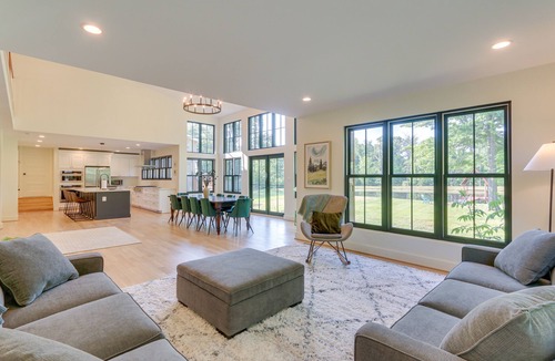 Bluemont House | Bright Bluemont Home w/On-Site Pond & Mtn Views!