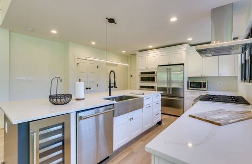 Bluemont House | Bright Bluemont Home w/On-Site Pond & Mtn Views!