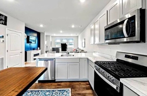 Salisbury House | Bright & Cozy Townhouse -easy drive to the beaches!