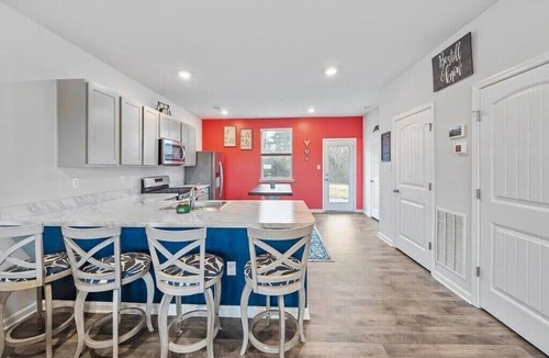 Salisbury House | Bright & Cozy Townhouse -easy drive to the beaches!