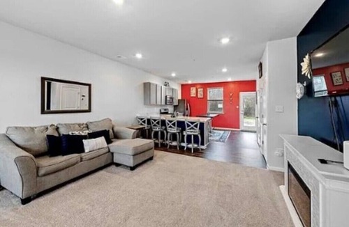 Salisbury House | Bright & Cozy Townhouse -easy drive to the beaches!