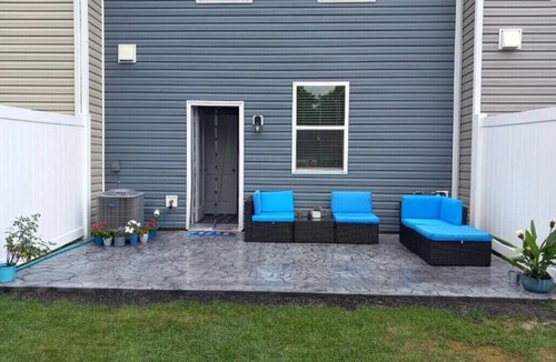 Salisbury House | Bright & Cozy Townhouse -easy drive to the beaches!