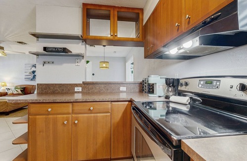 Middle River Terrace House | Bright Florida Home - Enclosed Yard, Fully Equipped Kitchen & Great Location