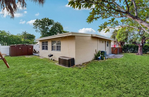 Middle River Terrace House | Bright Florida Home - Enclosed Yard, Fully Equipped Kitchen & Great Location