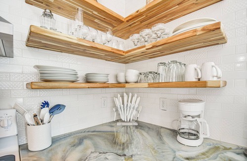 Kitty Hawk Cottage | Bright Kitty Hawk Home w/Hot Tub, Walk to Beach!