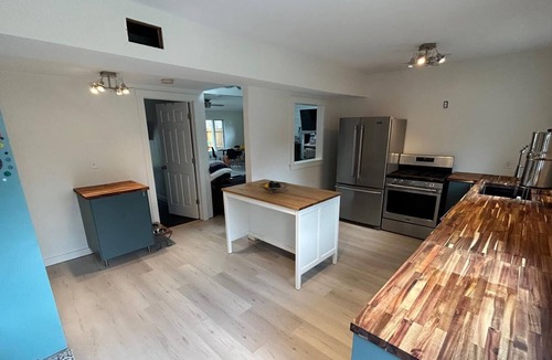 Fairhaven House | Bright Modern Beach House with loft just a 10 minute walk to West Island Beach
