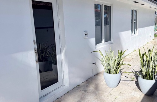 Tamiami Apartment | Bright Private Studio w/Patio & Entrance - Miami