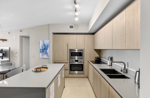 Hollywood South Central Beach Condo | Bright & Stylish Stay at Splendid Resort - Prime Location and Stunning Views