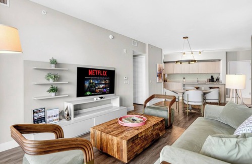 Hollywood South Central Beach Condo | Bright & Stylish Stay at Splendid Resort - Prime Location and Stunning Views