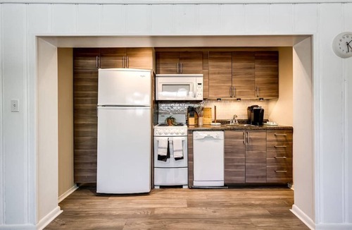 Lake Ridge Apartment | BRiGHT Tropical 1BR/w Pool