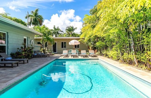 Lake Ridge Apartment | BRiGHT Tropical 1BR/w Pool