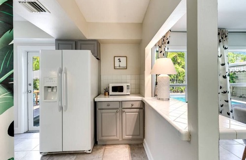 Lake Ridge Apartment | BRiGHT Tropical 3BR/w Pool