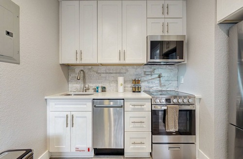 Middle River Terrace House | Bring the Whole Crew- Spacious Fort Lauderdale Duplex w/yard