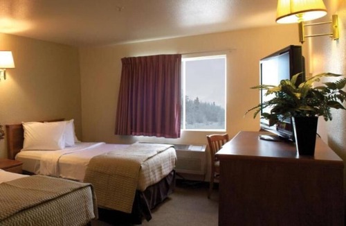 Kellogg House | Budget-Friendly Vacation! Swimming Pool and Hot Tub, Gym, Free Parking!