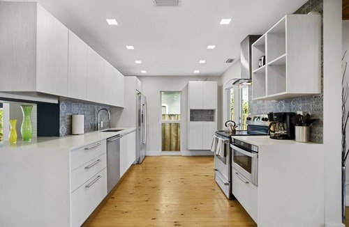 South Middle River House | Bungalow Reborn: Pool, Sonos, Fire Pit Oasis!