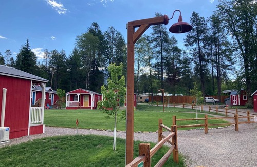 Coram Cabin | Cabin #5 | 10 Min to Glacier Park Entrance, Minutes to Glacier Park!