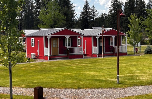 Coram Cabin | Cabin #6 | 10 Min to Glacier Park Entrance, Minutes to Glacier Park!
