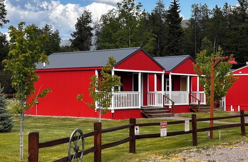 Coram Cabin | Cabin #8 | 10 Min to Glacier Park Entrance, Minutes to Glacier Park!