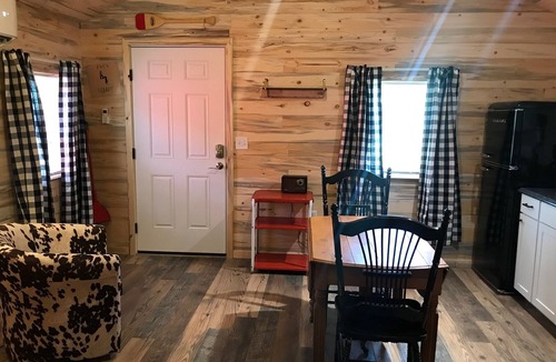 Coram Cabin | Cabin #9 | 10 Min to Glacier Park Entrance, Minutes to Glacier Park!