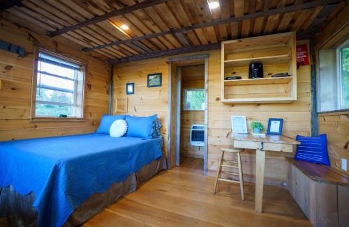 Franklin Springs House | Cabin Getaway - Hot Tub, Scenic Views, Hiking