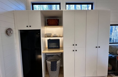 Elon House | Cabin + Studio By The River | Kayaks, Trails, Gym