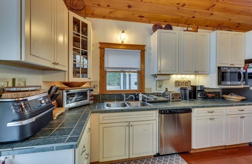 Edray Cabin | Cabin w/Hot Tub and WiFi: 4 Mi to Snowshoe Resort