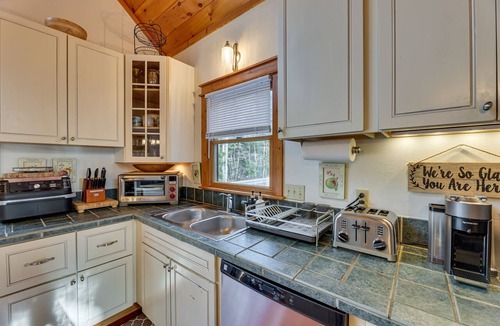 Edray Cabin | Cabin w/Hot Tub and WiFi: 4 Mi to Snowshoe Resort