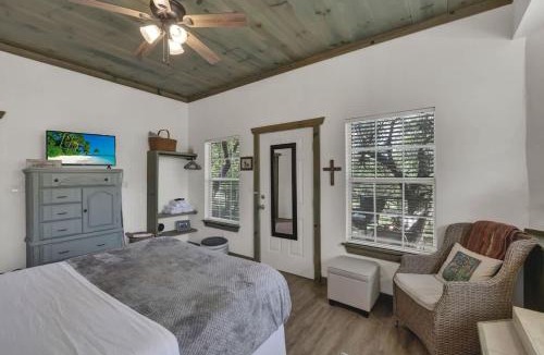 Fredericksburg House | Cactus Flower Lodge-20 min to Downtown-Starlit Sky Views