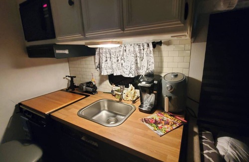 Dover House | Camper Apt DE-Vintage Gulf RV Glamping Stay Sleeps 2-3
