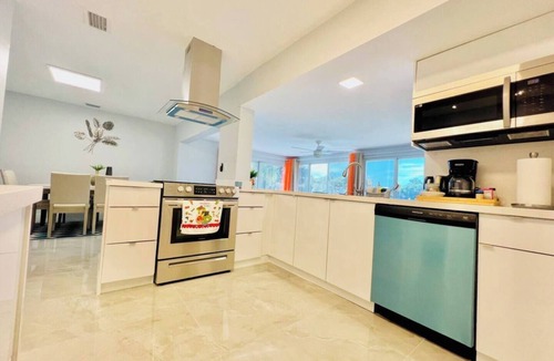 Margate House | Canal Oasis: Vibrant Home, Pool & Views