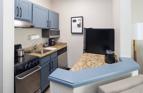 Miami Lakes Hotel | Candlewood Suites Miami Lakes by IHG